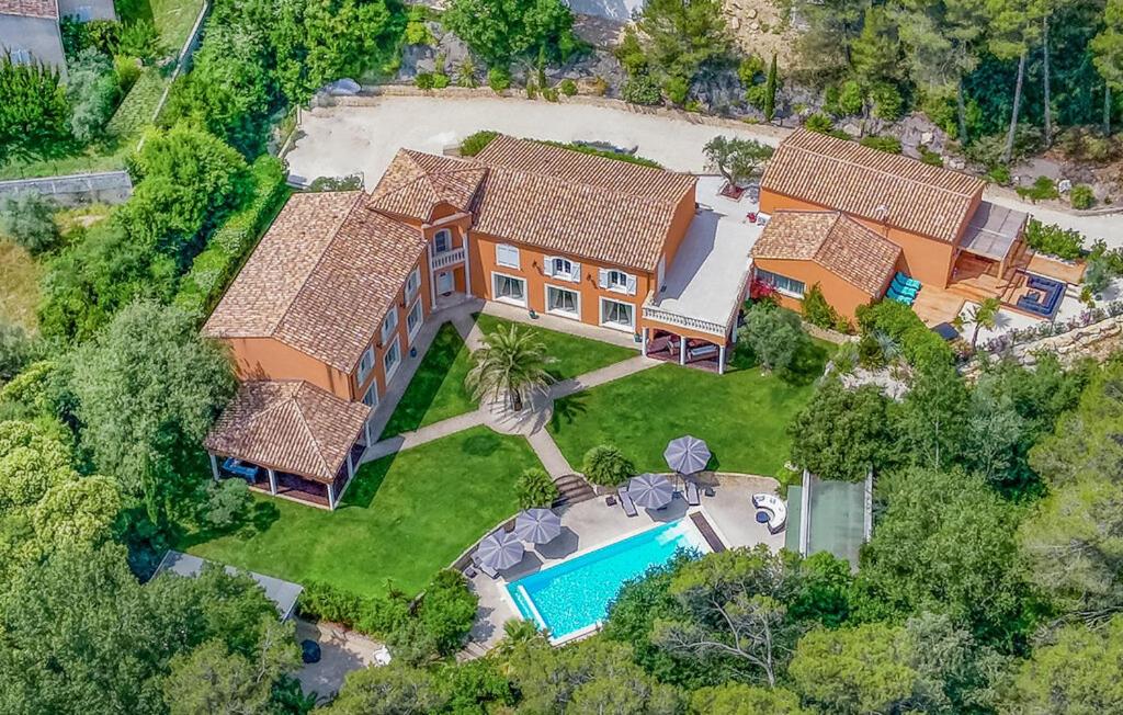 - une vue de tête sur une demeure de caractère dotée d'une piscine dans l'établissement VILLAS BEAUMONT avec piscine et jacuzzi proche D'UZES ET ANDUZE, à Cannes-et-Clairan