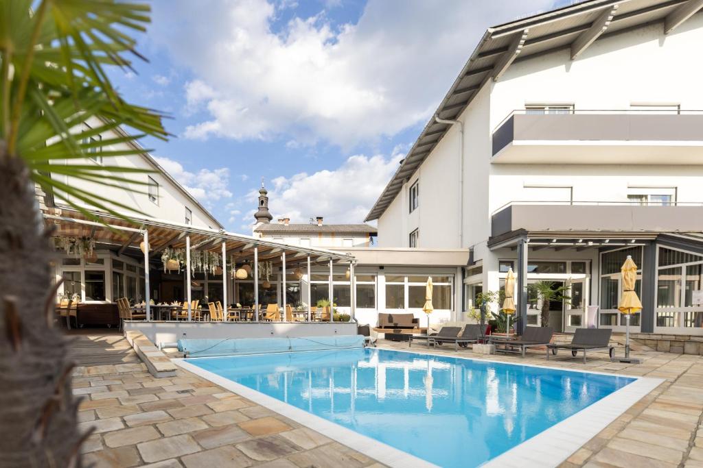 The swimming pool at or close to Hotel Landliebe