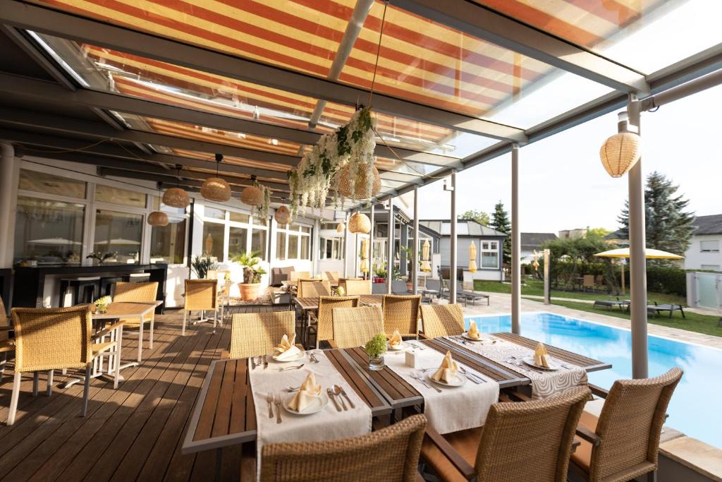 The swimming pool at or close to Hotel Landliebe