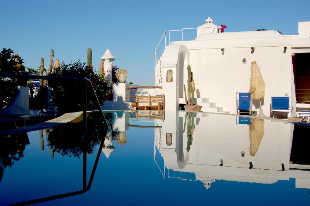 Bazén v ubytování Villa Ravino Secret Retreat nebo v jeho okolí