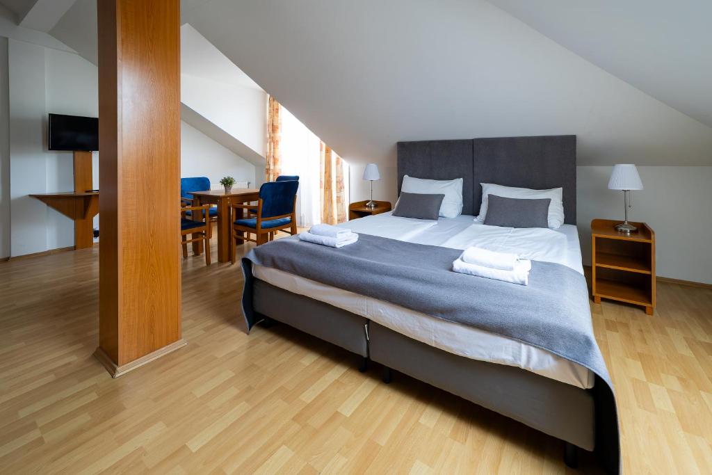Postel nebo postele na pokoji v ubytování Hotel Forrás Zalakaros