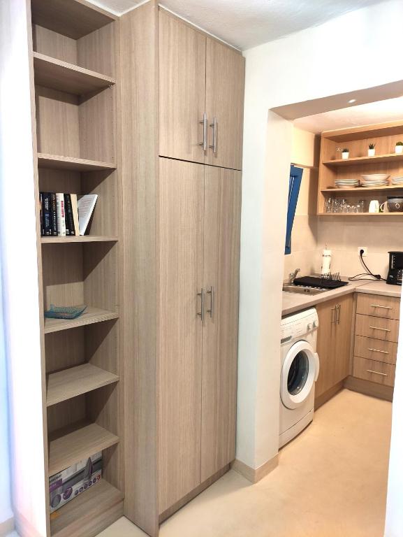 Кухня или мини-кухня в Thea Apartments
