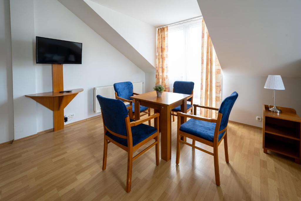 TV a/nebo společenská místnost v ubytování Hotel Forrás Zalakaros