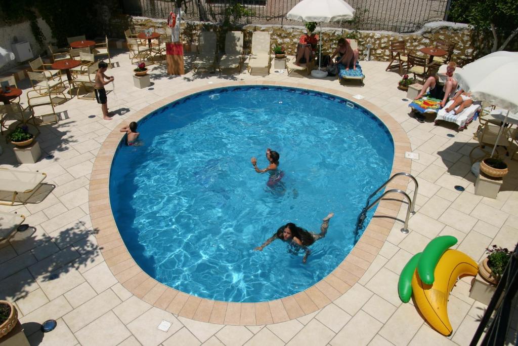 Bazén v ubytování Paradise Hotel nebo v jeho okolí