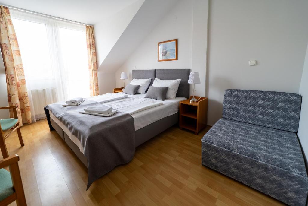 Postel nebo postele na pokoji v ubytování Hotel Forrás Zalakaros