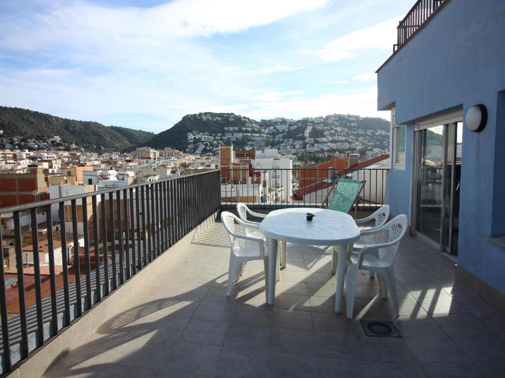 a table and chairs on a balcony with a view at Estudio Roses, estudio, 4 personas - ES-228-112 in Roses