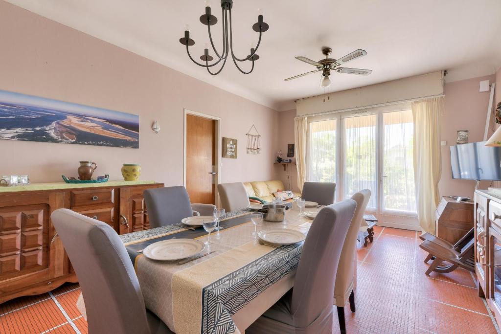 une salle à manger avec une table et des chaises dans l'établissement Maison pour 8 - 300m plage du Mauret, à Andernos-les-Bains