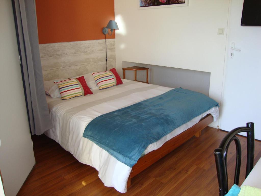 ブルティニョール・シュル・メールにあるAir Marin linge fourni JARDIN wifiの小さなベッドルーム(枕2つ付きのベッド1台付)