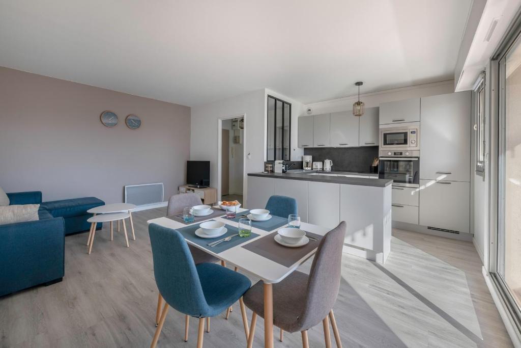 une cuisine et un salon avec une table et des chaises dans l'établissement Le Pouliguen - 100 du port - Escale à deux, au Pouliguen