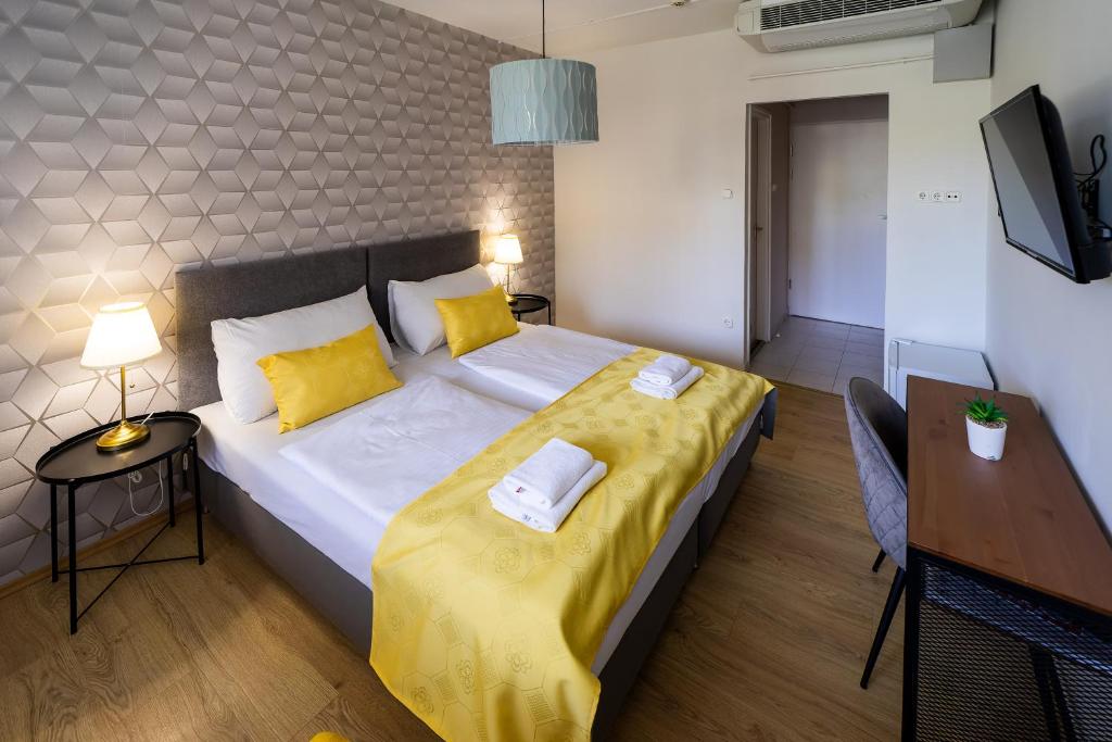 Postel nebo postele na pokoji v ubytování Hotel Forrás Zalakaros