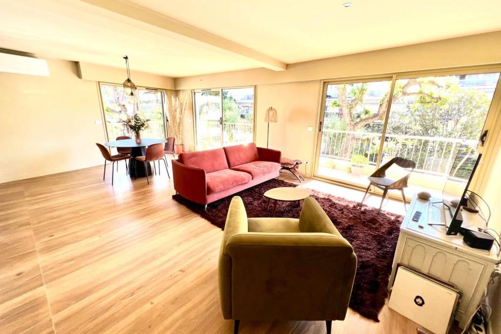 - un salon avec un canapé rouge et une chaise dans l'établissement Juan les Pins - 4 people - Near the Beach, à Antibes