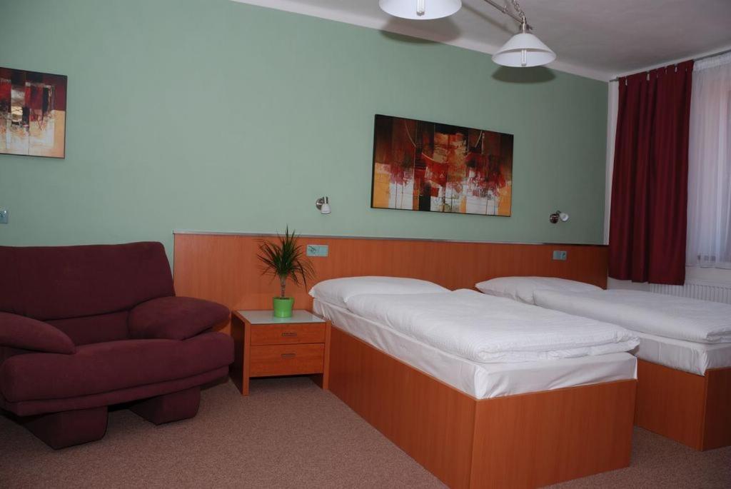 Postel nebo postele na pokoji v ubytování Hotel Ostrov Garni