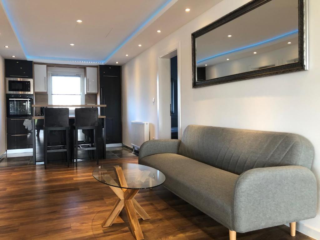 Apartment Vuleta في برييدور: غرفة معيشة مع أريكة وطاولة