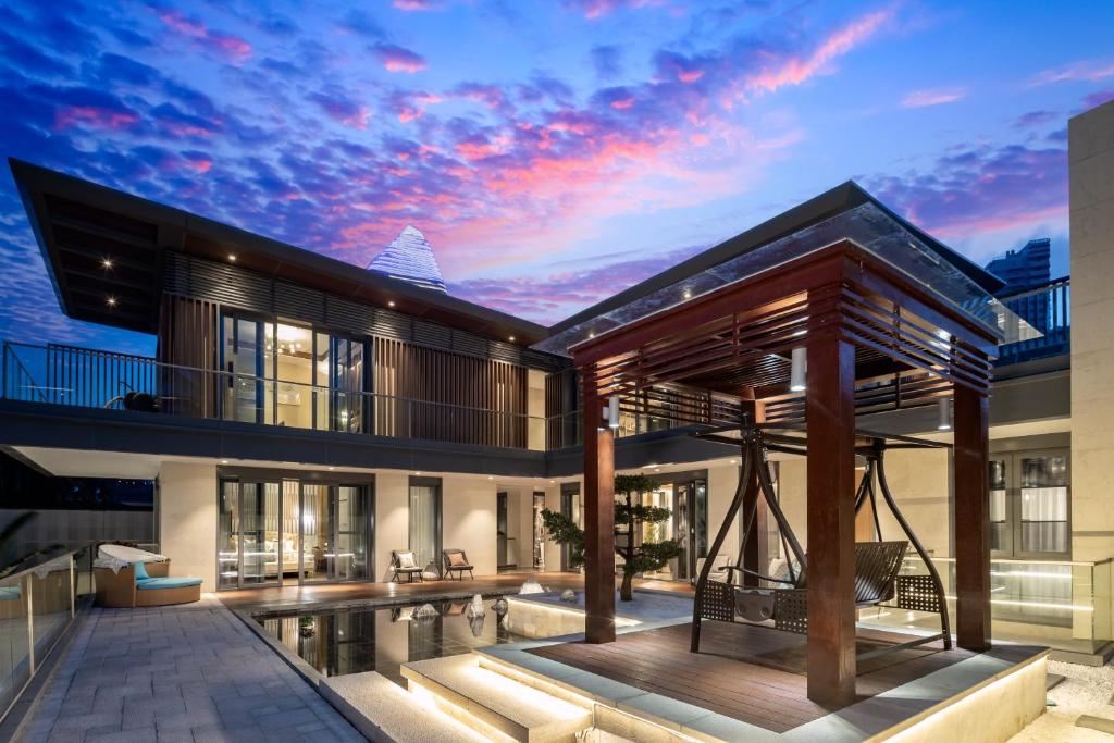 una vista esterna di un edificio con un cielo di 三亚海棠湾海居墅别墅 a Sanya