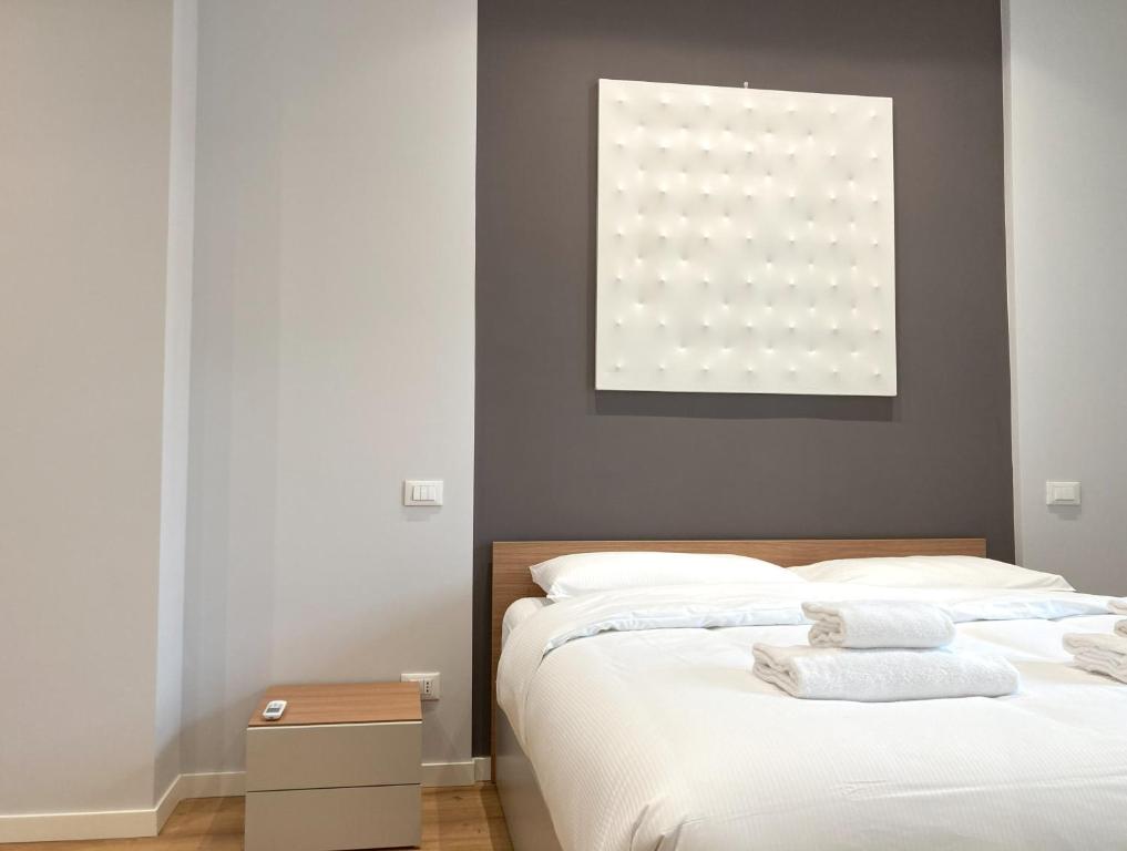 um quarto com uma cama com duas toalhas em Apartment 49 em Trieste