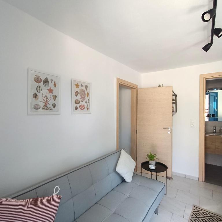 Гостиная зона в Thea Apartments