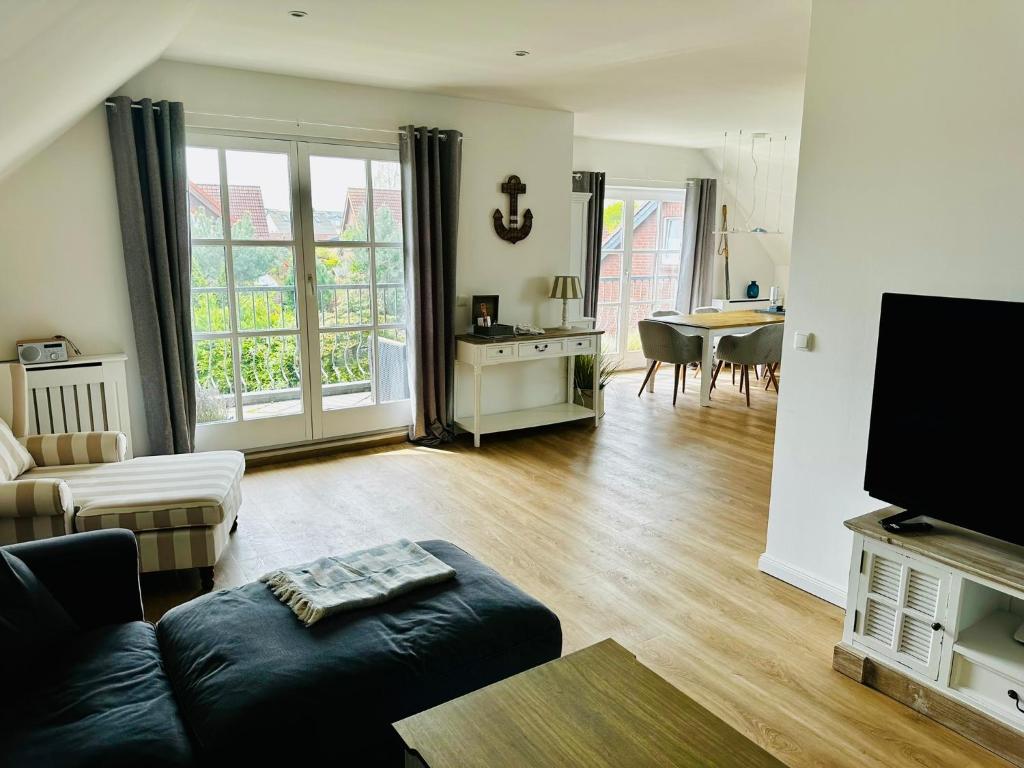 TV a/nebo společenská místnost v ubytování Große deluxe Ferienwohnung mit Balkon, 2 SZ und nur 300m zum Strand