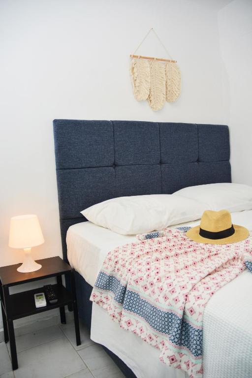 Кровать или кровати в номере Thea Apartments