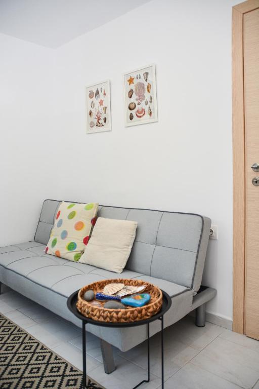 Гостиная зона в Thea Apartments