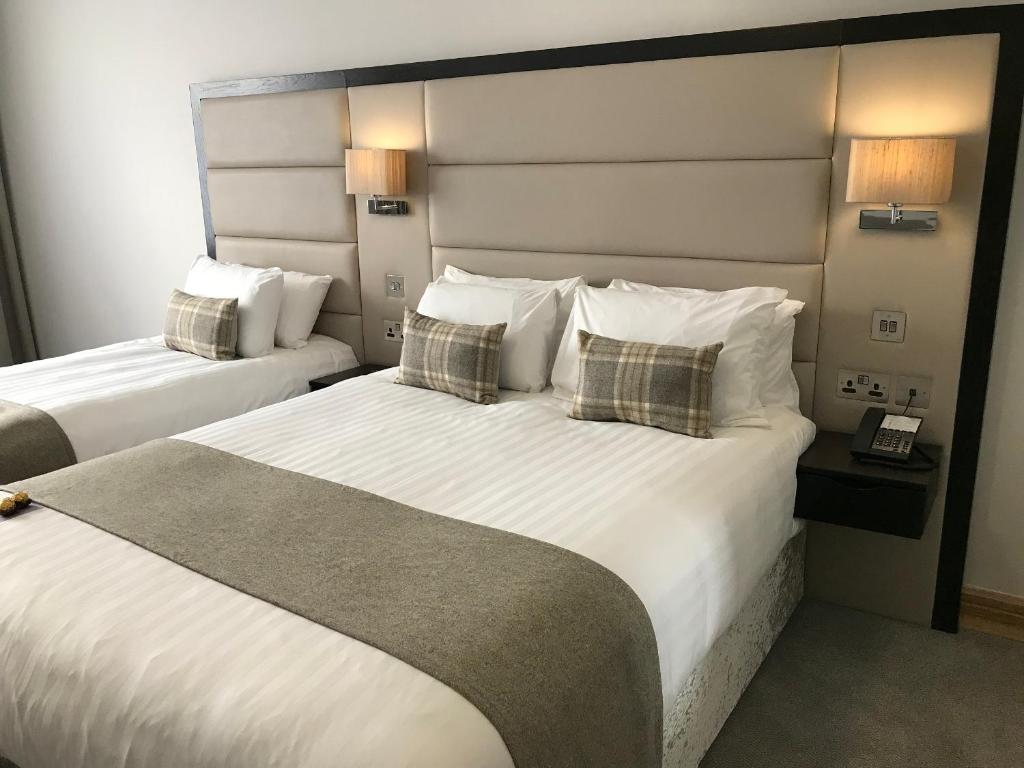 Postel nebo postele na pokoji v ubytování Menlo Park Hotel