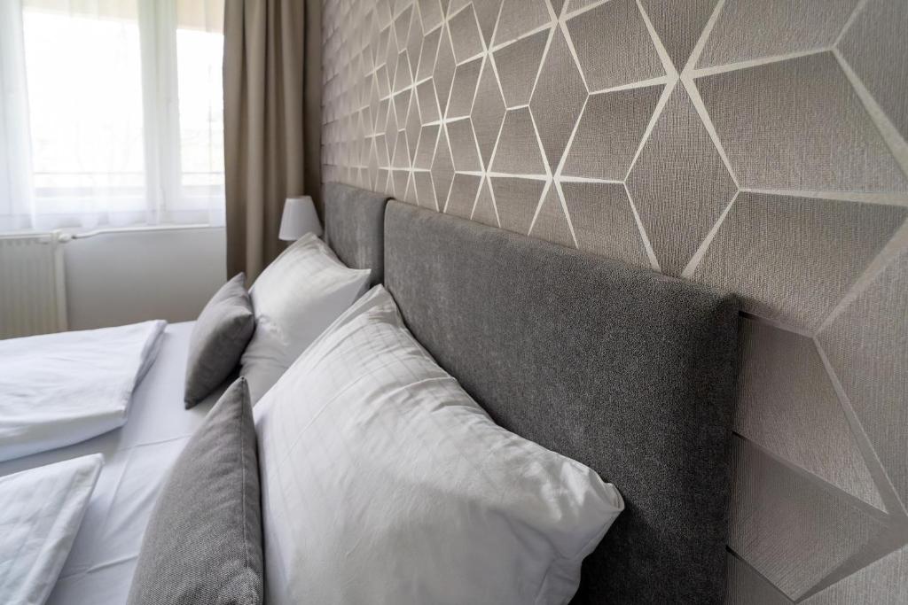 Postel nebo postele na pokoji v ubytování Hotel Forrás Zalakaros