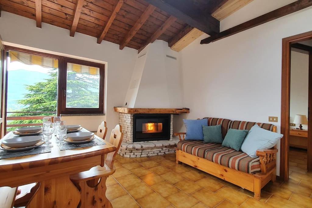uma sala de estar com um sofá e uma lareira em Valle Intelvi - Como Lake em San Fedele Intelvi