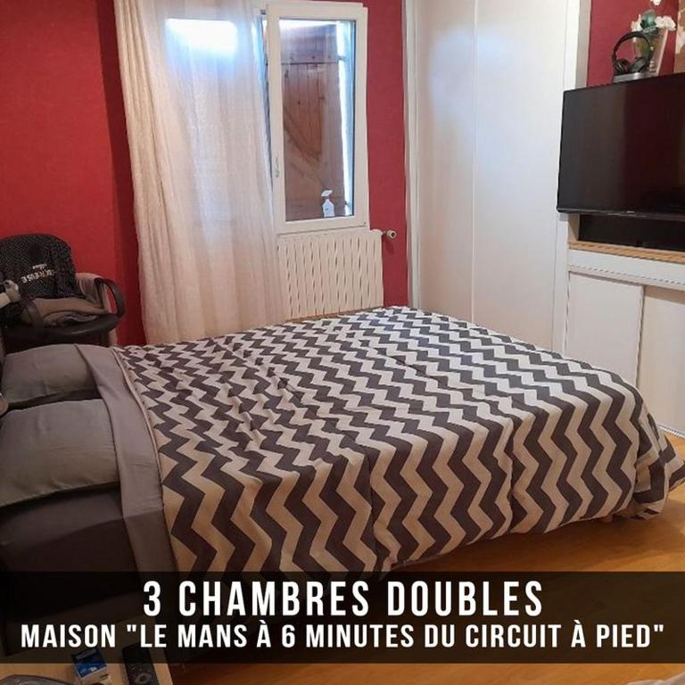 - un grand lit dans une chambre avec publicité dans l'établissement MAISON Jean Pierre, au Mans