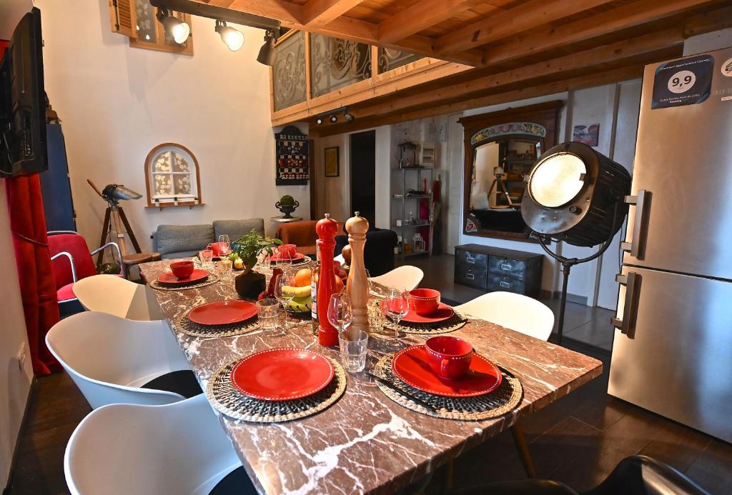 una mesa de comedor con platos rojos. en DUPLEX 5 chambres Cannes, en Cannes