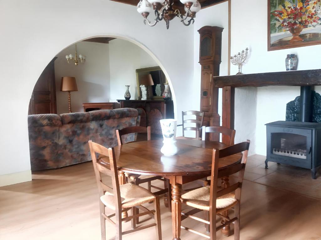 ein Esszimmer mit einem Holztisch und Stühlen in der Unterkunft Villa de 2 chambres avec piscine privee jardin clos et wifi a Larroque Saint Sernin in Larroque-Saint-Sernin