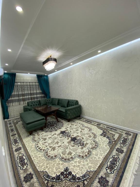 Apartment في سمرقند: غرفة معيشة مع أريكة وطاولة