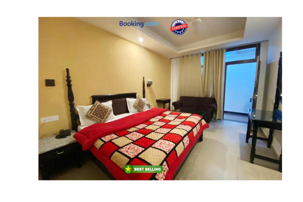 ein Schlafzimmer mit einem Bett mit einer roten Decke darauf in der Unterkunft Goroomgo Garden Reach Boutique Stay Mall Road Mussoorie - A Luxury Room Stay in Masuri