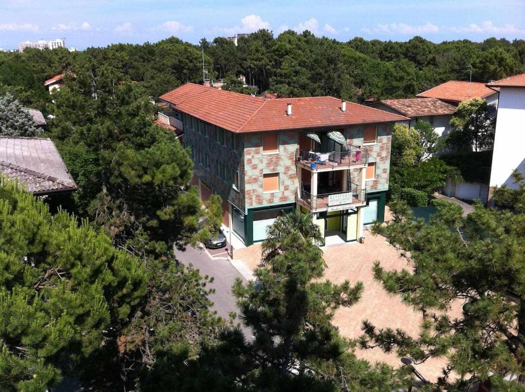 uma vista aérea de uma casa com um telhado vermelho em 3 Giovanni Versolatto em Lignano Sabbiadoro