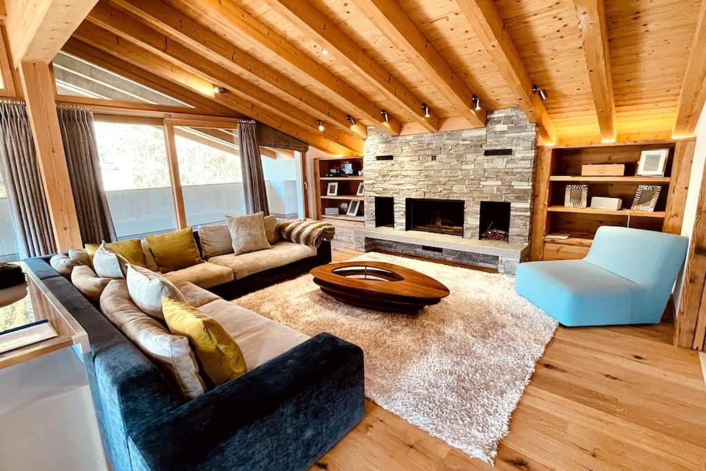 ein Wohnzimmer mit einem Sofa und einem Kamin in der Unterkunft 4 Bedroom Penthouse Apt Flims Waldhaus with Spa in Flims