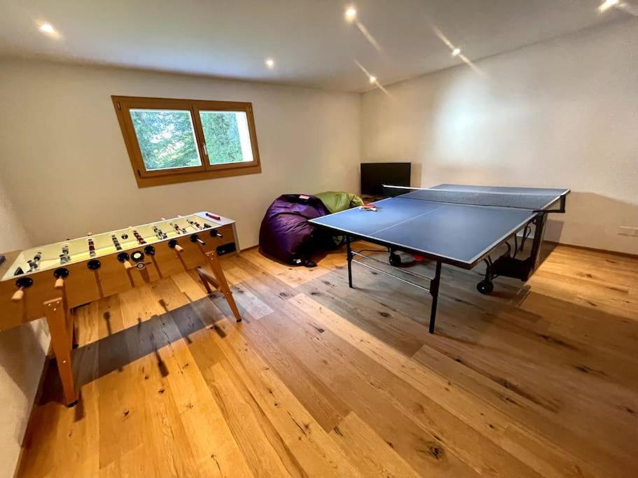 Stolní tenis v ubytování 4 Bedroom Penthouse Apt in Flims Waldhaus nebo okolí