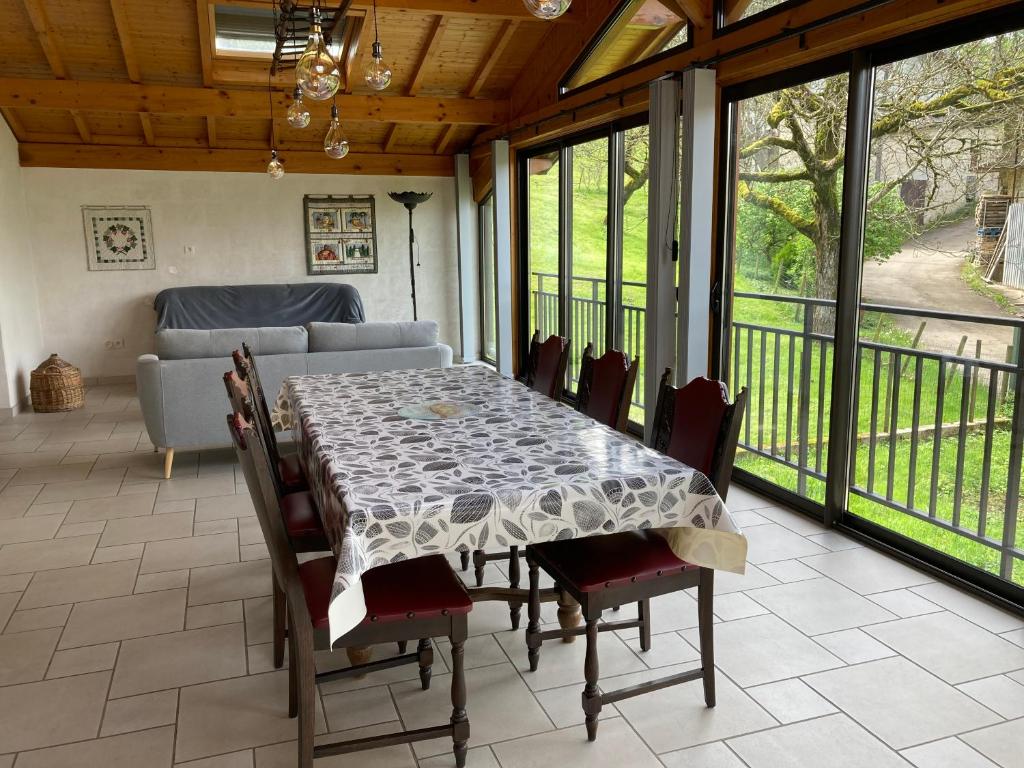 ein Esszimmer mit einem Tisch, Stühlen und einem Sofa in der Unterkunft Maison dans un village viticole in Boyeux-Saint-Jérôme