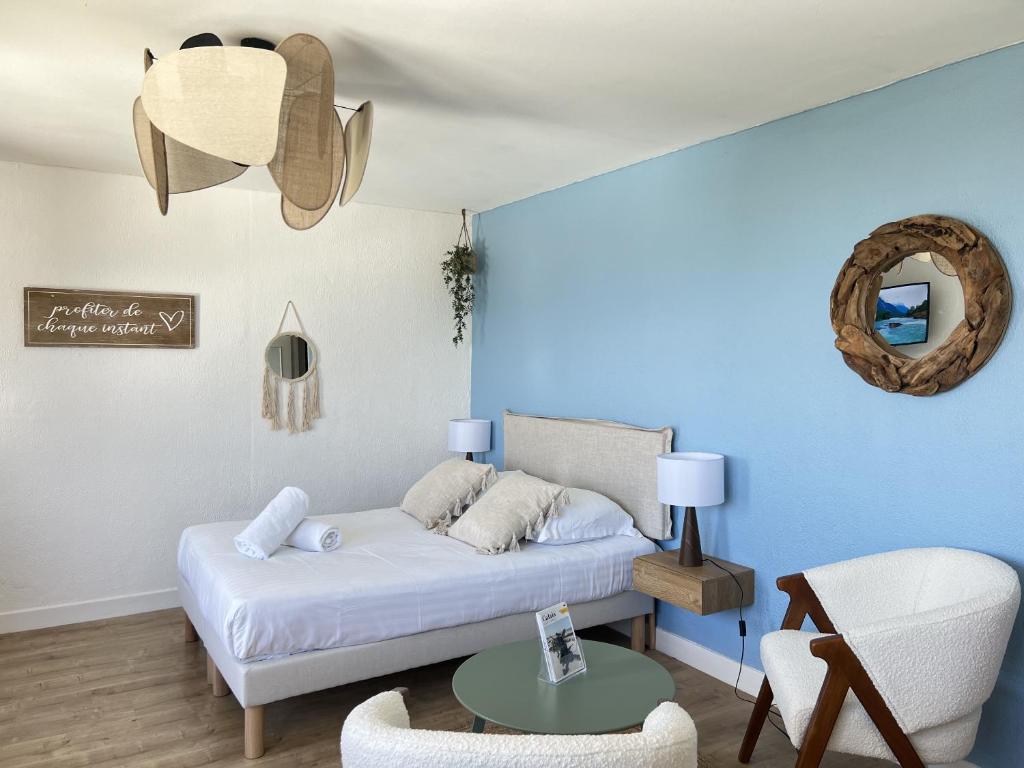 un salon avec un lit et une table dans l'établissement La Marina, à Calais