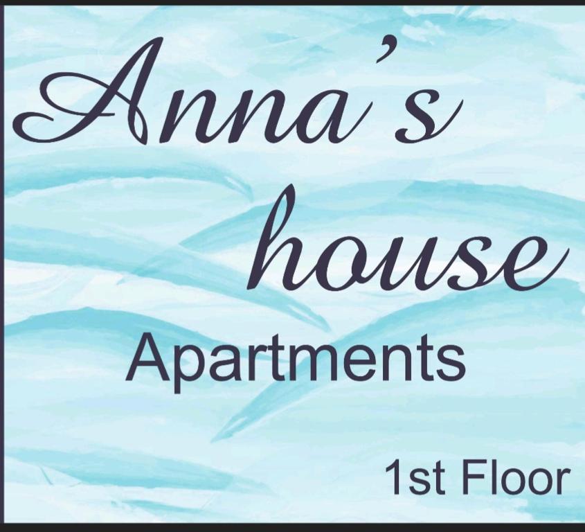 een bord met amanas house apartmentants met blauw water bij Anna's house in Epanomi