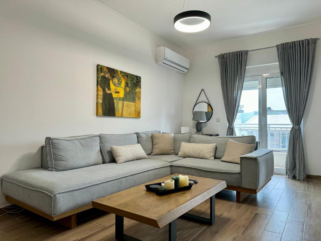 ein Wohnzimmer mit einem Sofa und einem Tisch in der Unterkunft Eva's Home in Alexandroupoli