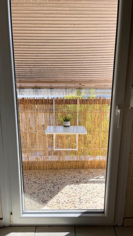 Friendly guest house في سلانيك: اطلالة على طاولة من خلال النافذة