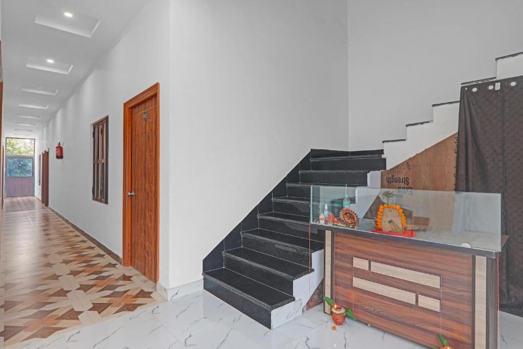 um quarto com uma escada com uma caixa de vidro em OYO The Pal's Residency em Kakarmatha