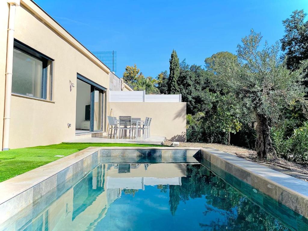 a swimming pool in the backyard of a house at Villa Chene calme et sérénité Boulouris secteur résidentiel in Saint-Raphaël