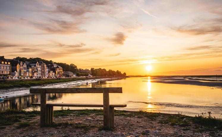 un banc assis sur la plage devant un coucher de soleil dans l'établissement Le cœur Valericain 2, à Saint-Valery-sur-Somme
