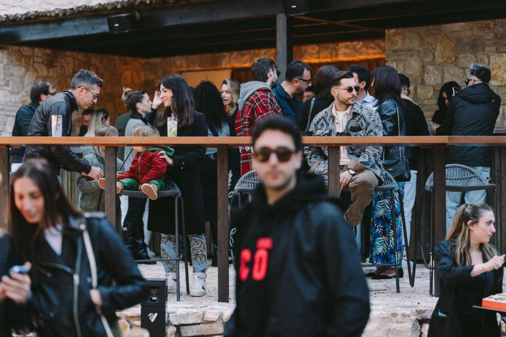 un grupo de personas de pie alrededor de una multitud en Casacon Sirolo, en Sirolo