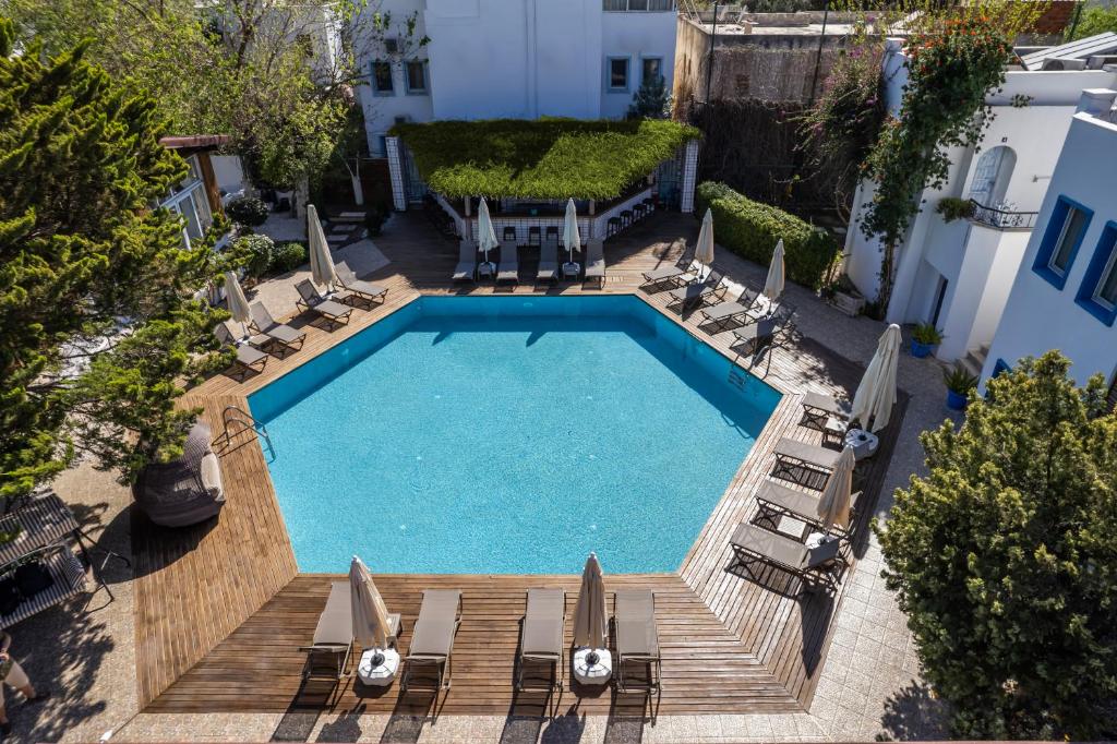 an overhead view of a swimming pool with chairs and a table at Costa Bodrum City in Bodrum City