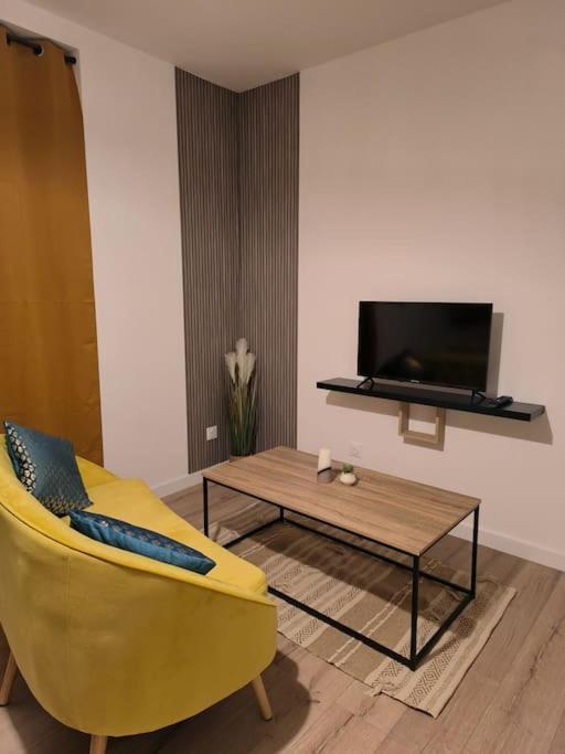 TV a/nebo společenská místnost v ubytování Cocon de la vallée