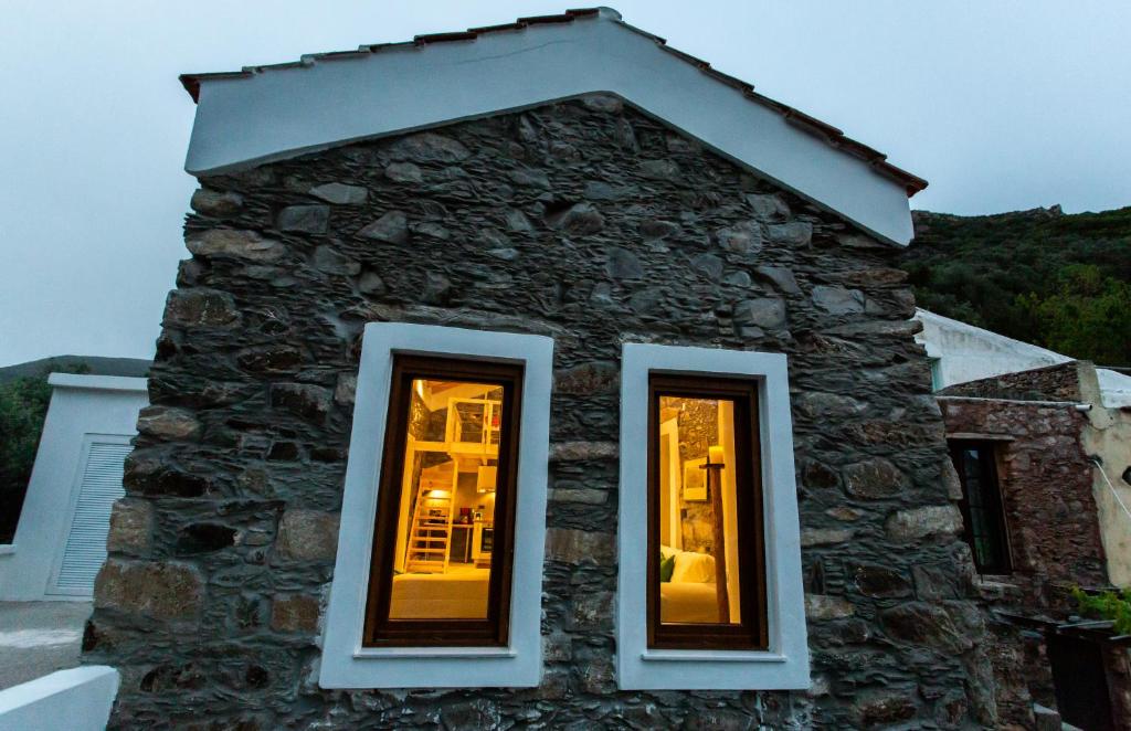 Maison en pierre avec 2 fenêtres sur le côté dans l'établissement Traditional stone build country house Shale, 