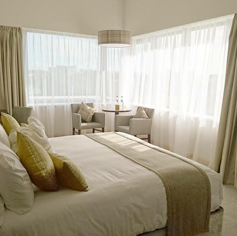 Postel nebo postele na pokoji v ubytování Menlo Park Hotel