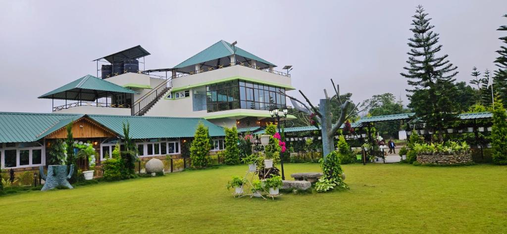 un gran edificio con un césped verde delante de él en Iamonlang Resort en Borpāni