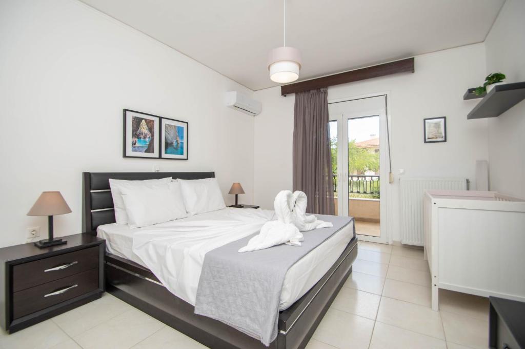 Postel nebo postele na pokoji v ubytování Lemon Tree Zante city Apartment by "elite"