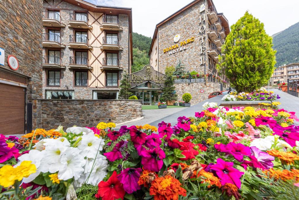 a bouquet of flowers in front of a hotel at Hotel Princesa Parc in Arinsal